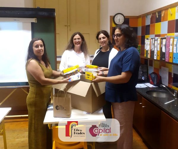 Entrega de Cabaz de Material Escolar na Escola Fialho de Almeida