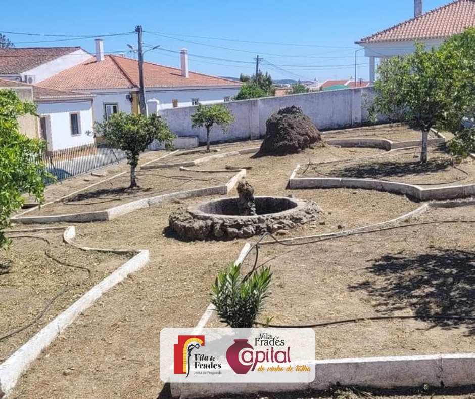 Limpeza e Manutenção do Espaço Exterior da Escola Fialho de Almeida Limpeza e Manutenção do Espaço Exterior da Escola Fialho de Almeida