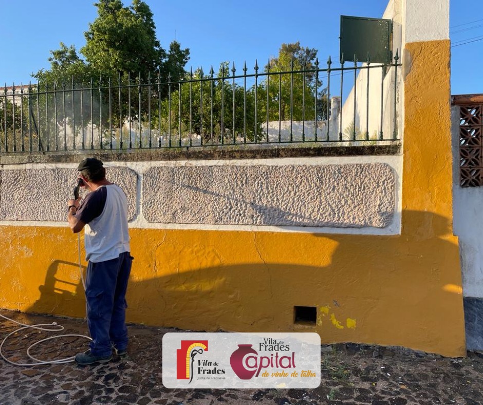 Limpeza e Manutenção do Espaço Exterior da Escola Fialho de Almeida Limpeza e Manutenção do Espaço Exterior da Escola Fialho de Almeida
