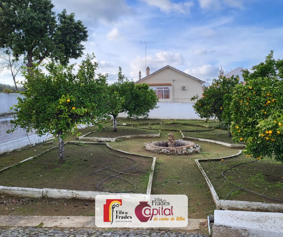 Limpeza e Manutenção da Escola Fialho de Almeida Limpeza e Manutenção da Escola Fialho de Almeida